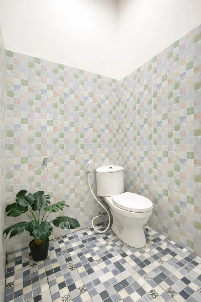 Kamar mandi Pesona Amaryllis dengan kloset duduk dan keramik motif